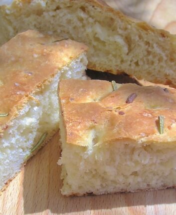 Focaccia au romarin et à la mozzarella