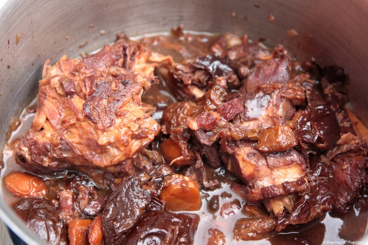 Lapin aux pruneaux et au vin rouge