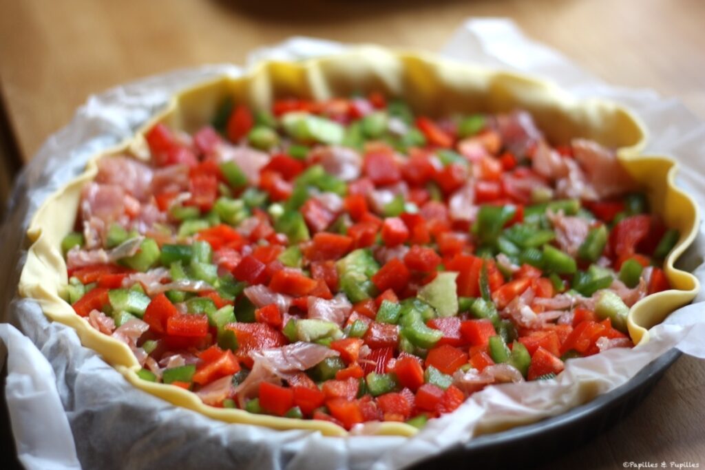 Tarte avant cuisson avec légumes et bacon