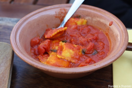 Raviolis avec safran et sauce tomate