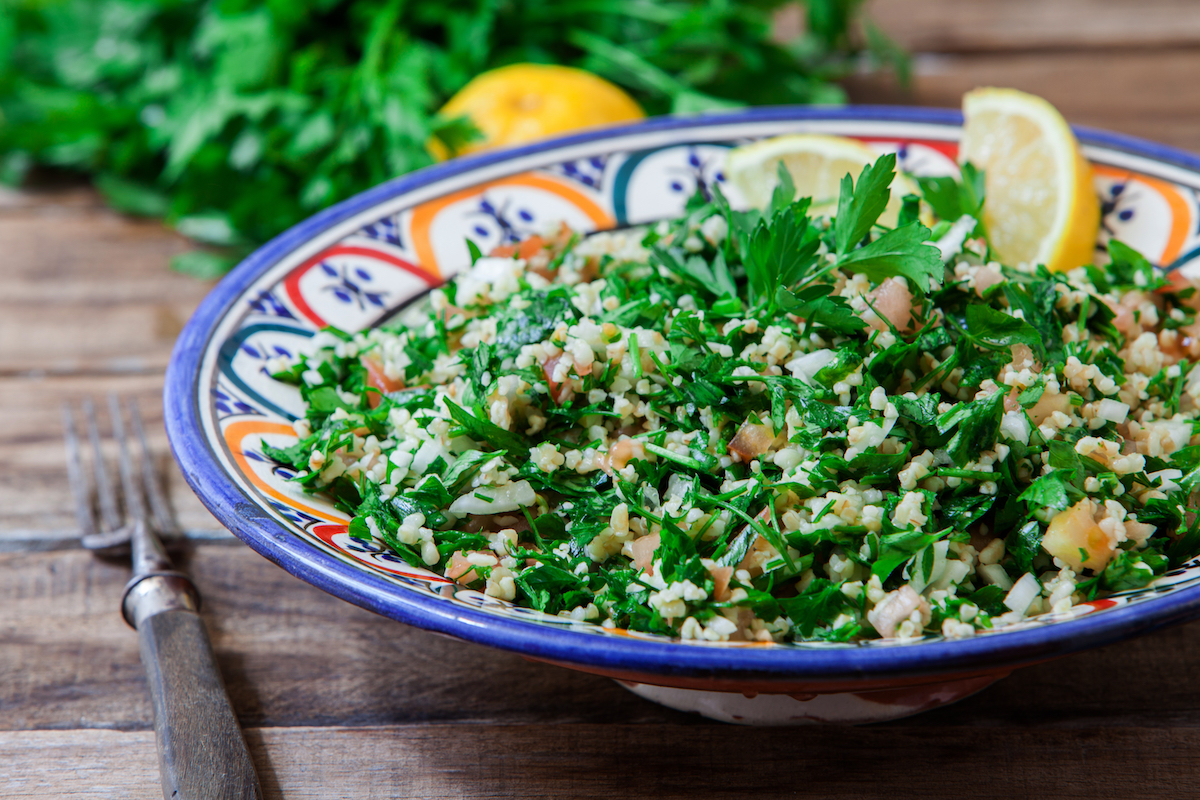 Taboulé libanais servi avec des feuilles de salade