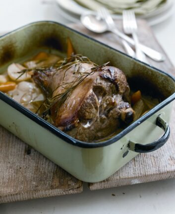 Navarin de gigot d'agneau braisé en cocotte au four