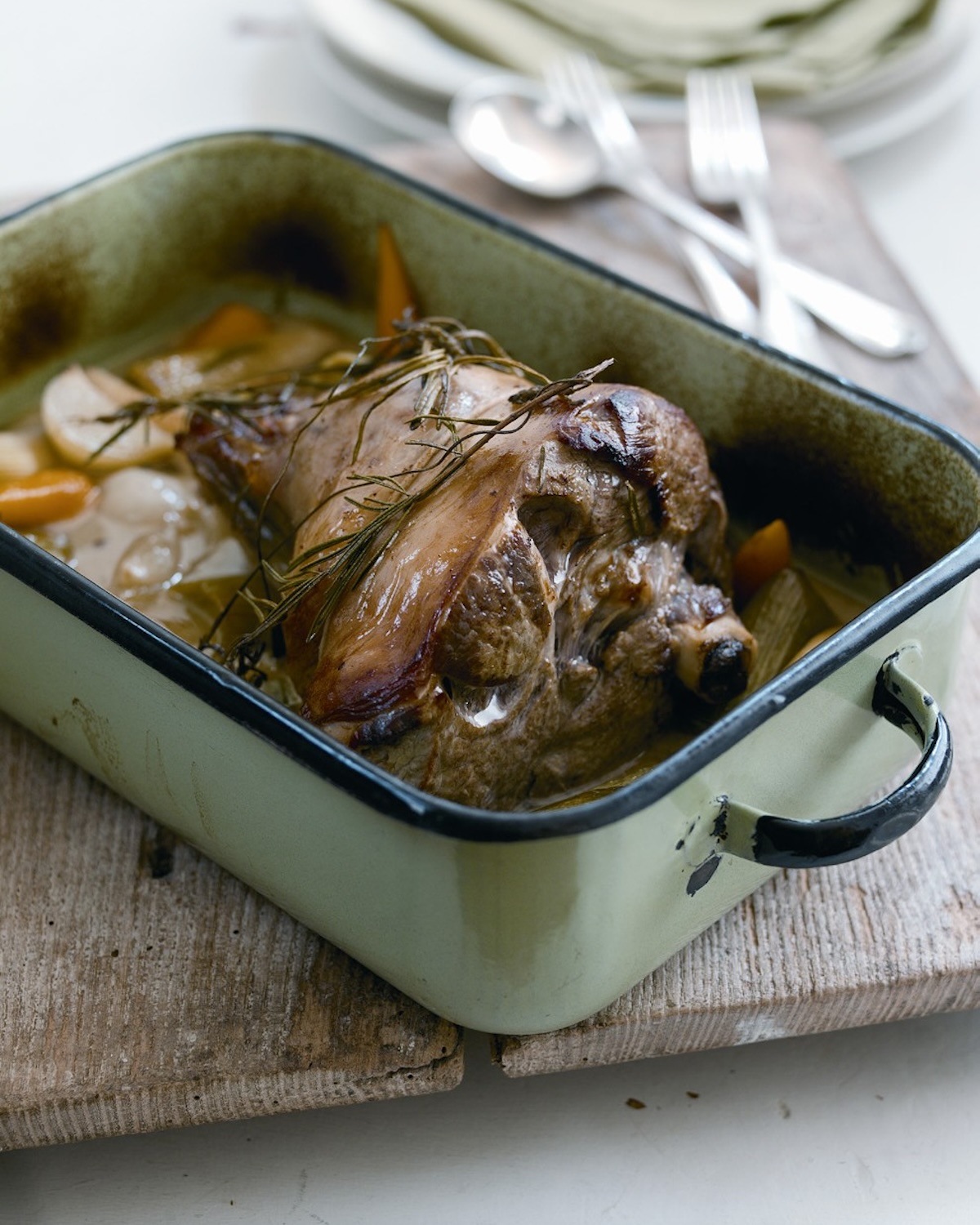 Navarin de gigot d'agneau braisé en cocotte au four