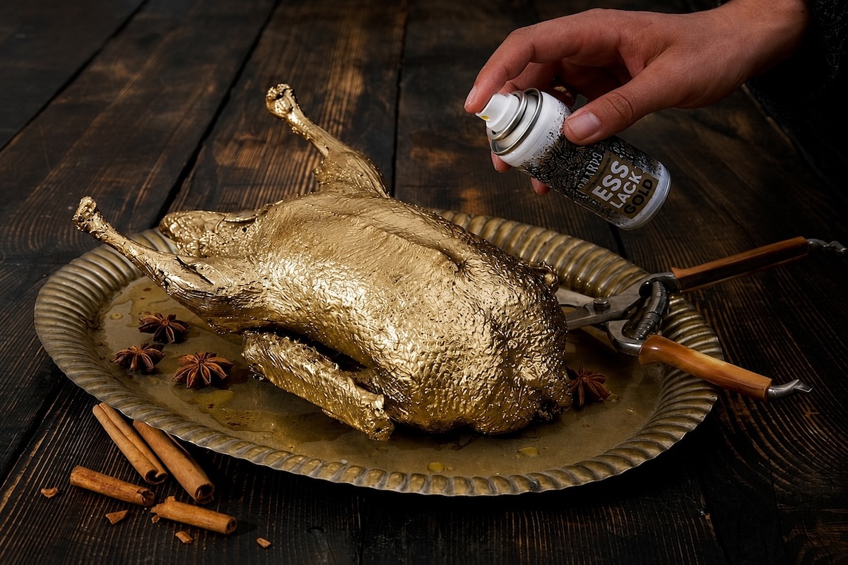 Poulet rôti doré avec un spray alimentaire métallisé