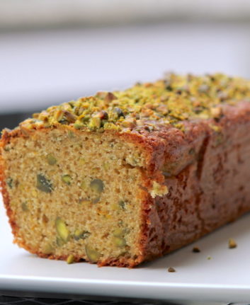 Cake aux pistaches, à l’huile d’olive et aux zestes d’orange