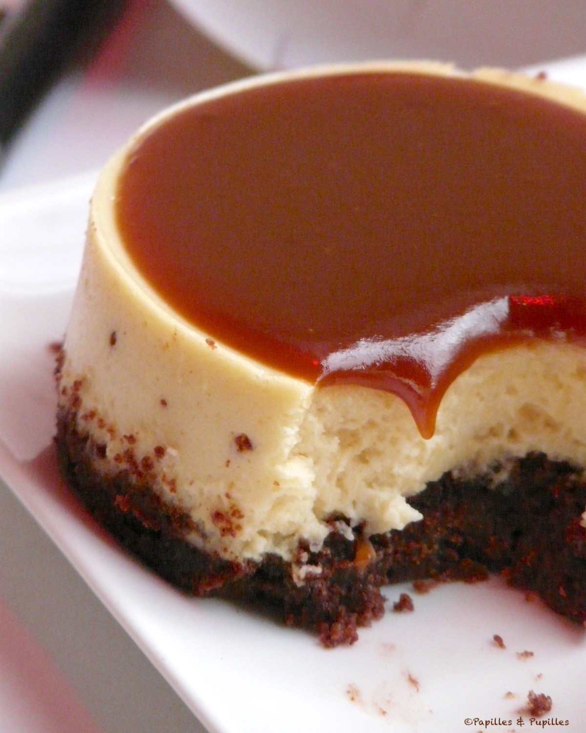 Cheesecake au caramel, nougatine et spéculoos, texture crémeuse et surface brillante