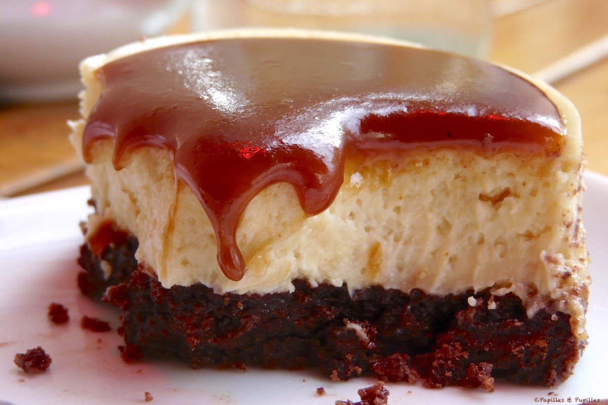 Cheesecake au caramel et nougatine, servi à l’assiette