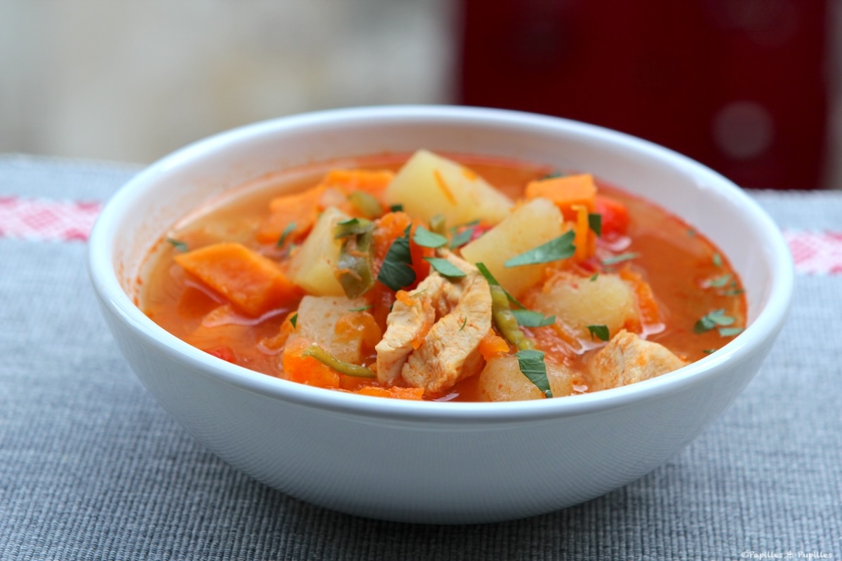 Soupe mexicaine servie bien chaude dans un bol