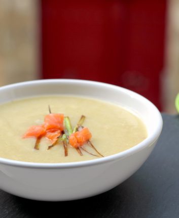 Soupe poireaux pommes de terre au saumon fumé {velouté}