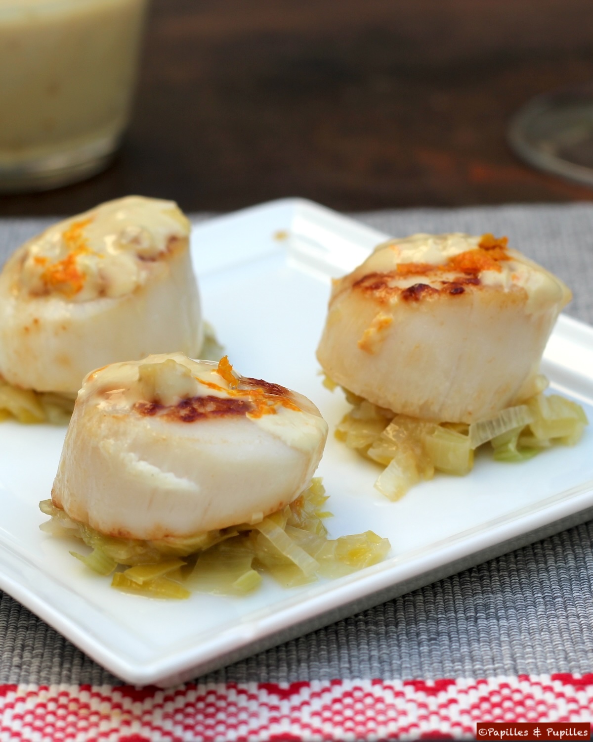 Saint-Jacques sautées, fondue de poireaux et sauce à l’orange