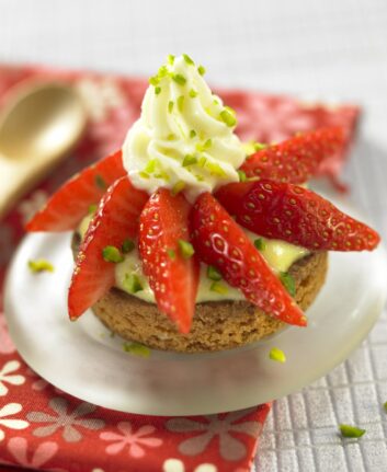 Tartelette aux fraises craquantes ©A Point Studio - Kercadelac
