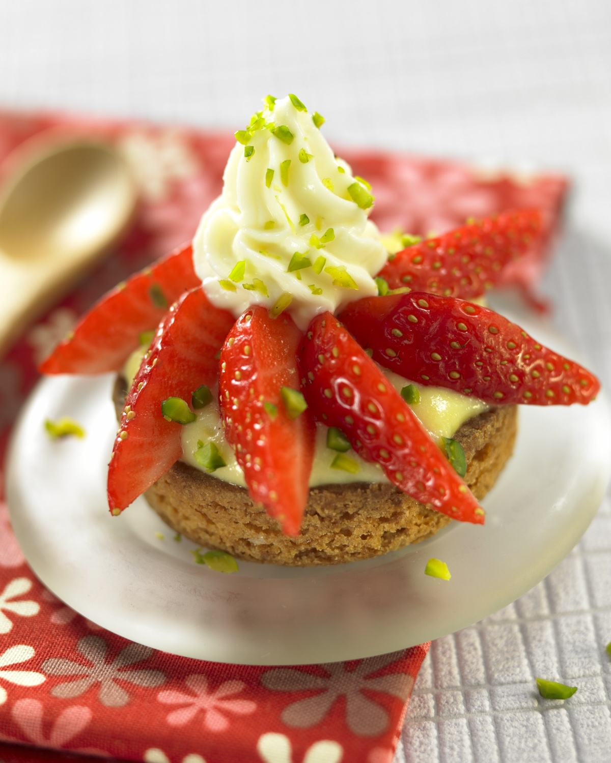Tartelette aux fraises craquantes ©A Point Studio - Kercadelac