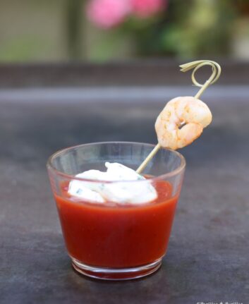 Verrines de crevettes, fromage frais et tomates