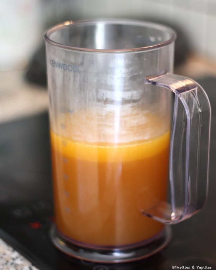 Versez la sauce un récipient