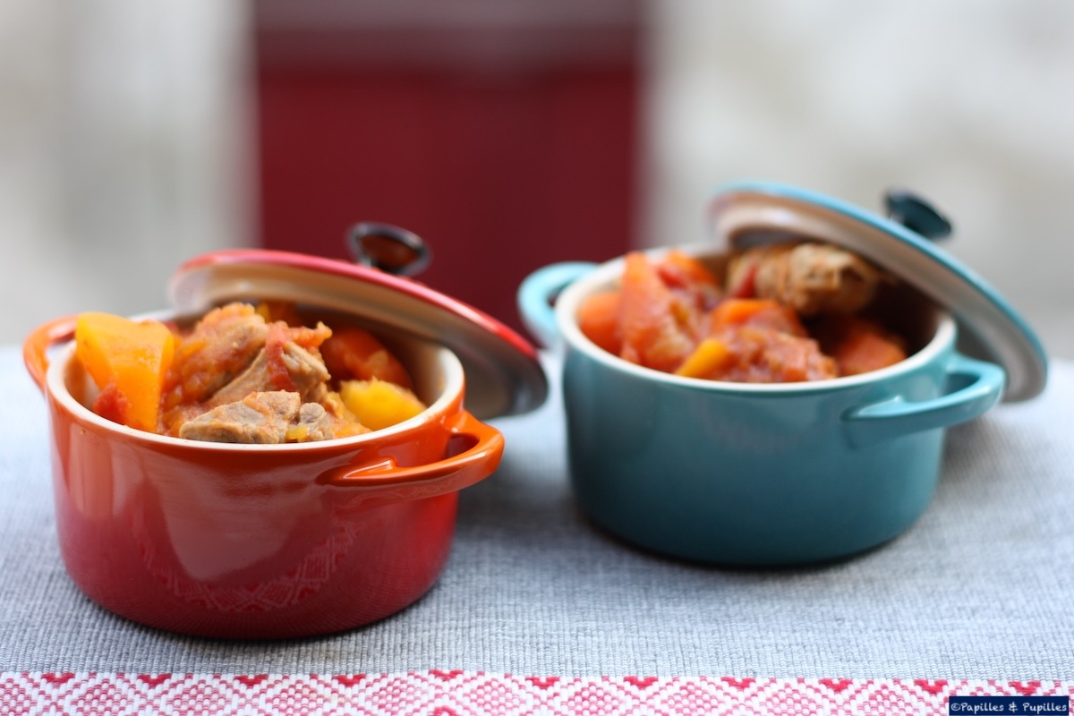 Filet mignon mijoté aux patates douces et aux carottes servi en mini cocottes