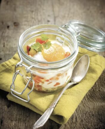 Oeufs cocotte aux petits légumes et au fromage de chèvre