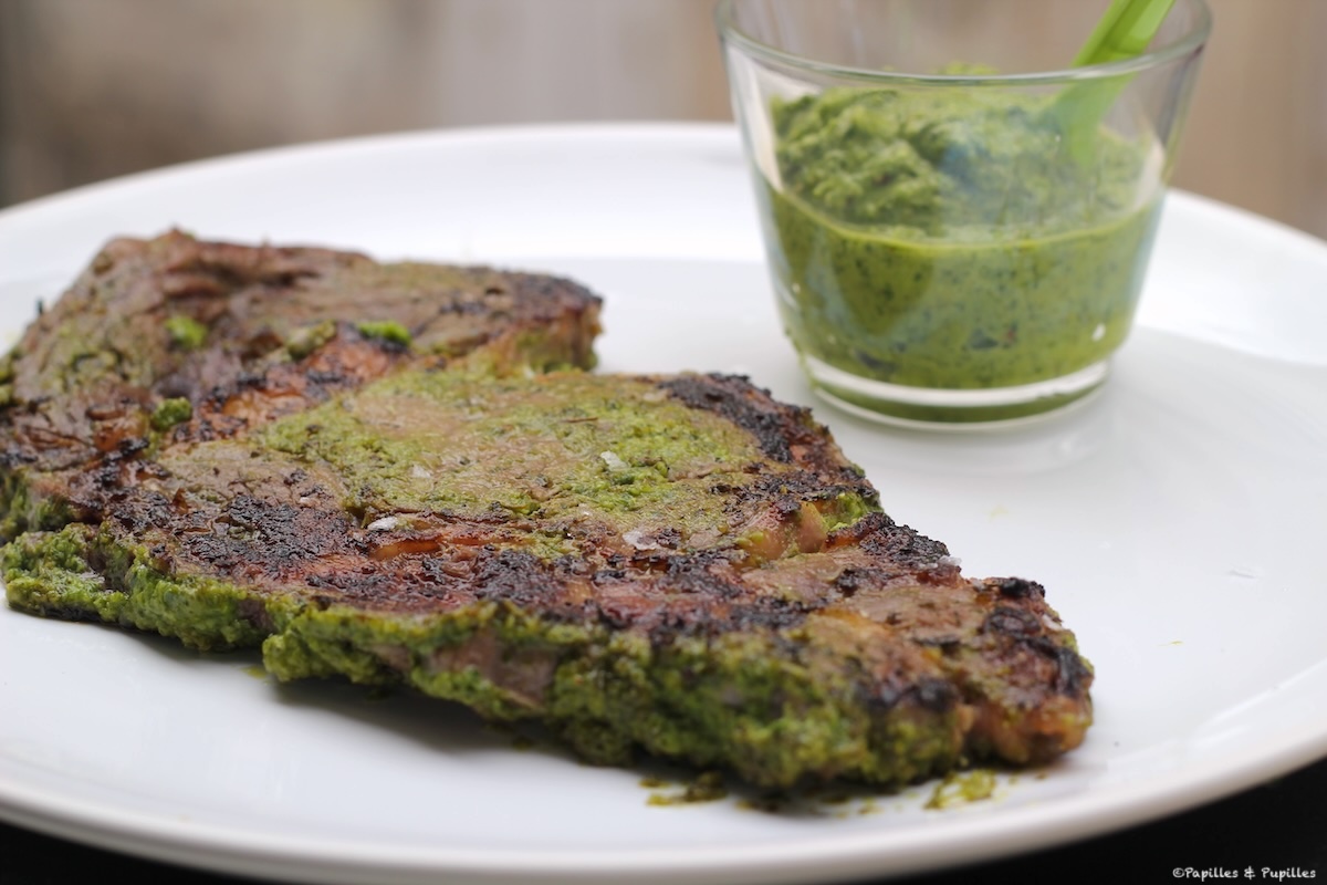 Entrecôte grillée servie avec sauce chimichurri