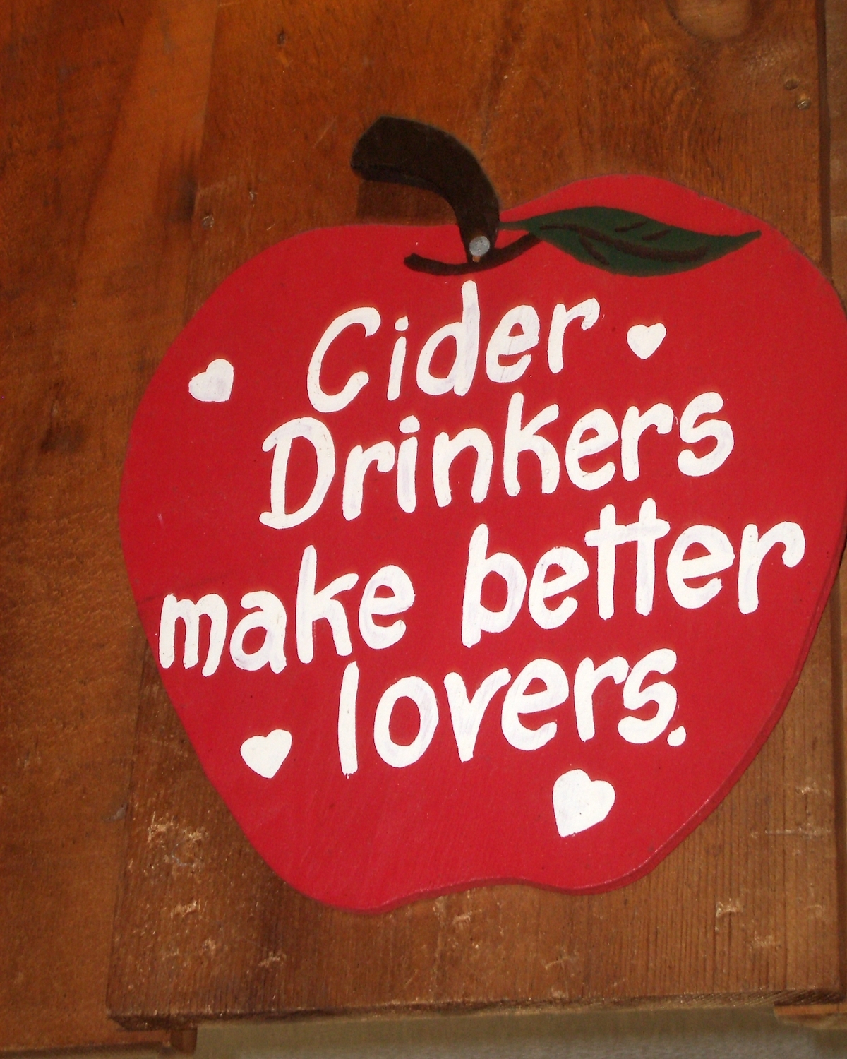 Verre de cidre servi dans une ambiance conviviale