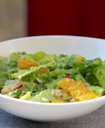 Salade hivernale à l'avocat, orange, oignon rouge et salade romaine
