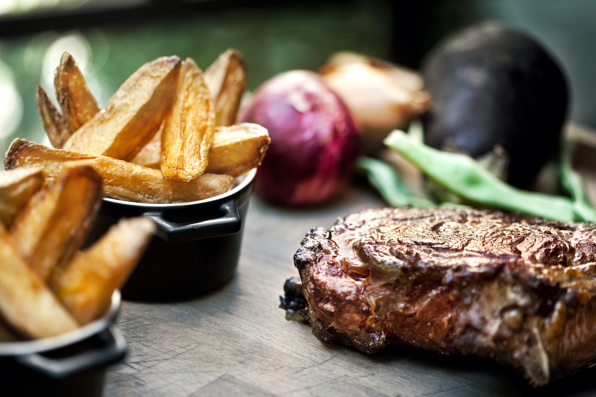 Steak frites ©redzen2 shutterstock