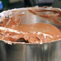 Mousse au chocolat sur pâte à bombe