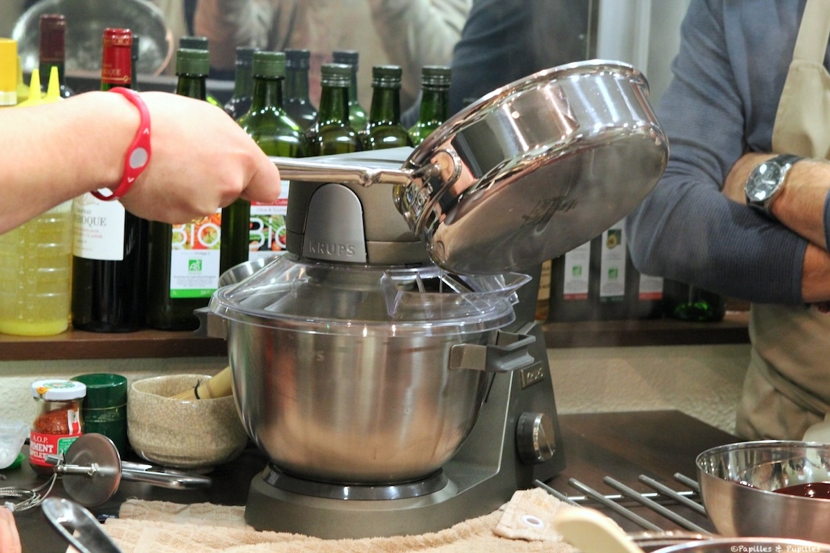 On verse le sirop dans le robot