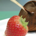 Fraises au chocolat façon sucettes ©Philippe Dufour – Interfel