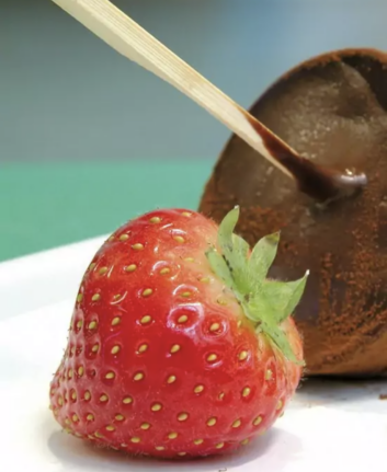 Fraises au chocolat façon sucettes ©Philippe Dufour – Interfel