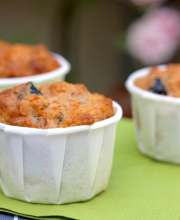Muffins salés aux flocons d’avoine, Parmesan, olives noires