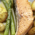 Pavé de Saumon écossais Label Rouge, poêlée de pommes ratte et asperges vertes au safran