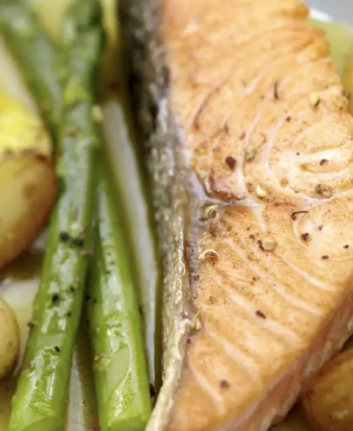 Pavé de Saumon écossais Label Rouge, poêlée de pommes ratte et asperges vertes au safran