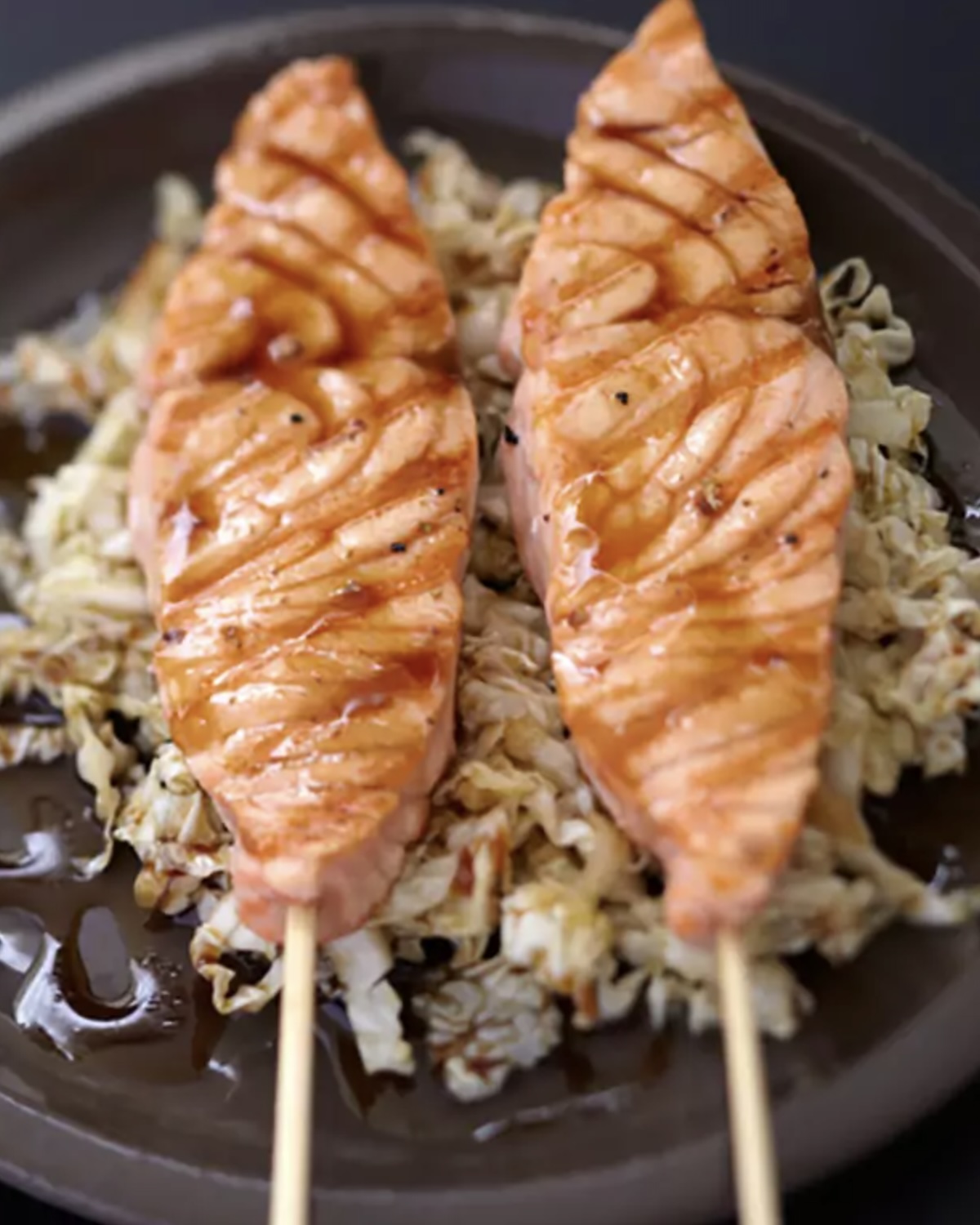 Plancha de saumon caramélisé, croquant de chou chinois