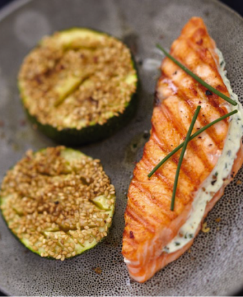 Saumon écossais Label Rouge grillé au fromage frais et à la ciboulette, courgettes au sésame