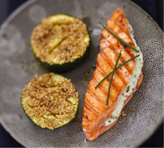 Saumon écossais Label Rouge grillé au fromage frais et à la ciboulette, courgettes au sésame
