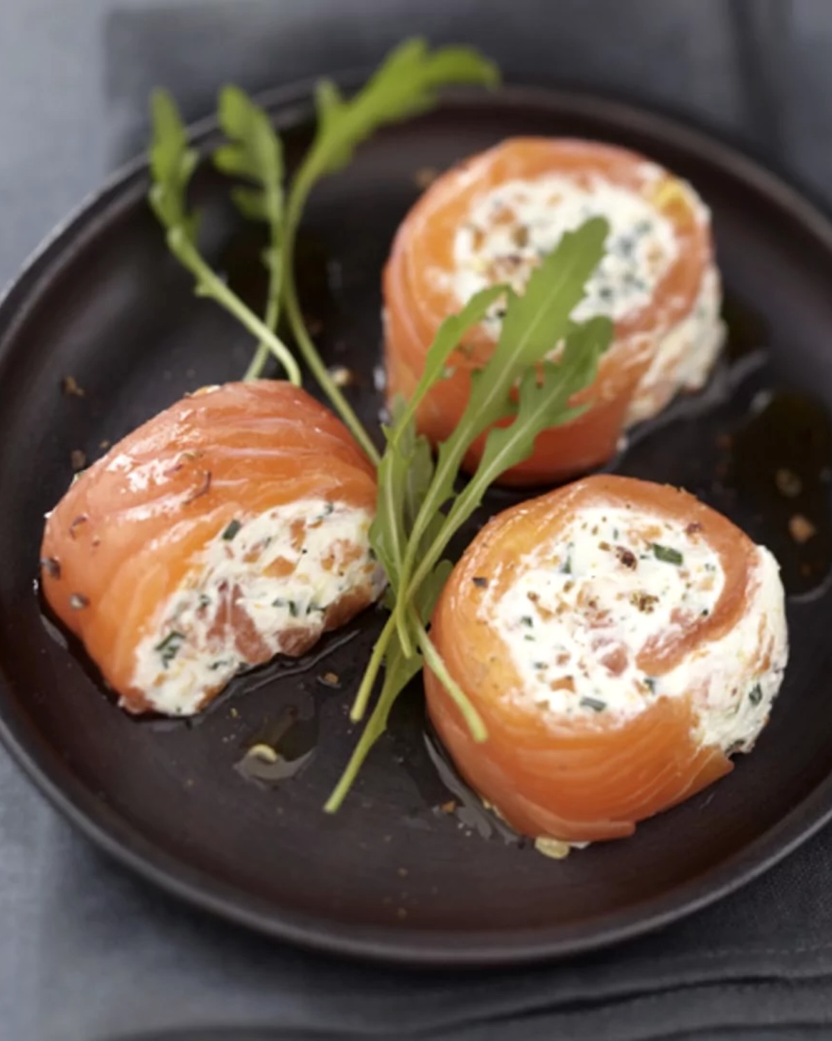 Spirales de saumon et crabe aux carottes fondantes