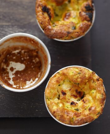 Mini clafoutis de courgettes au fromage fais et baies roses