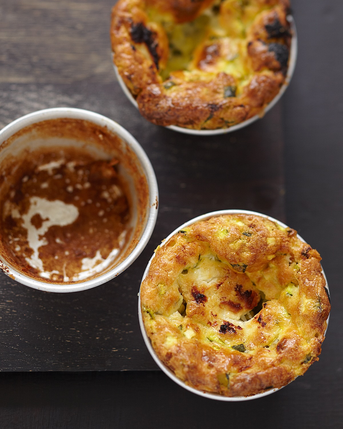 Mini clafoutis de courgettes au fromage fais et baies roses