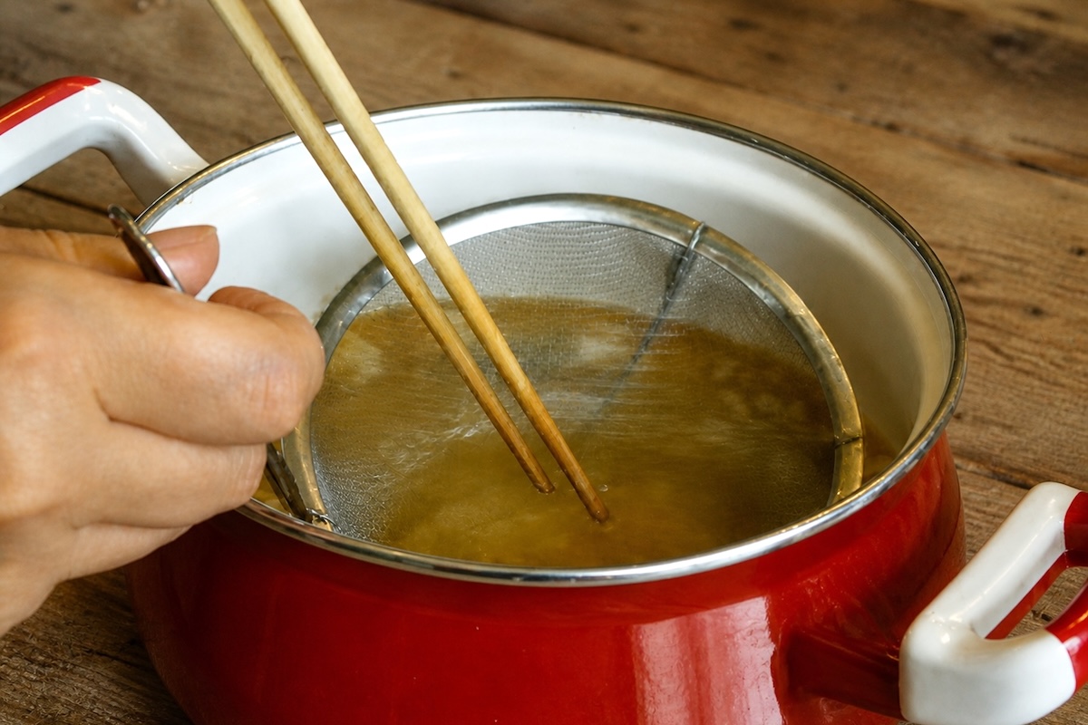 Diluez le miso dans une passoire au-dessus du bouillon dashi