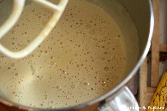 Mélange oeuf sucre eau bouillante