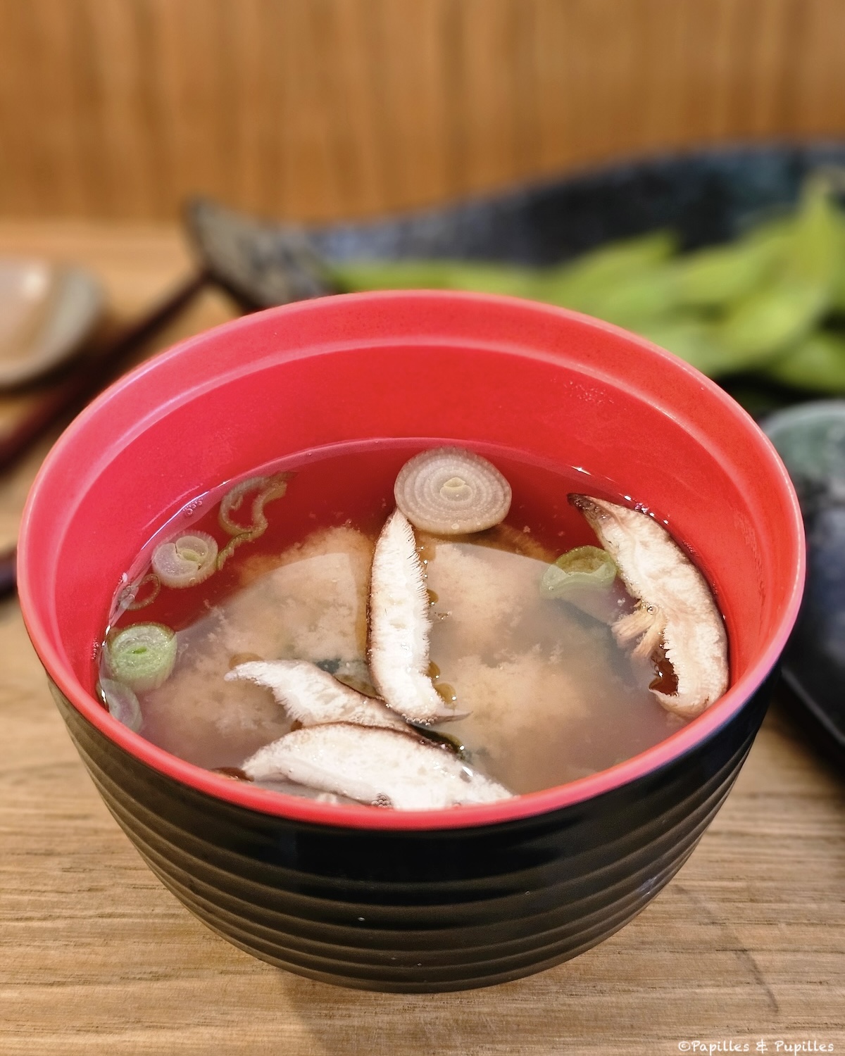 Bol de soupe miso maison avec tofu et wakamé