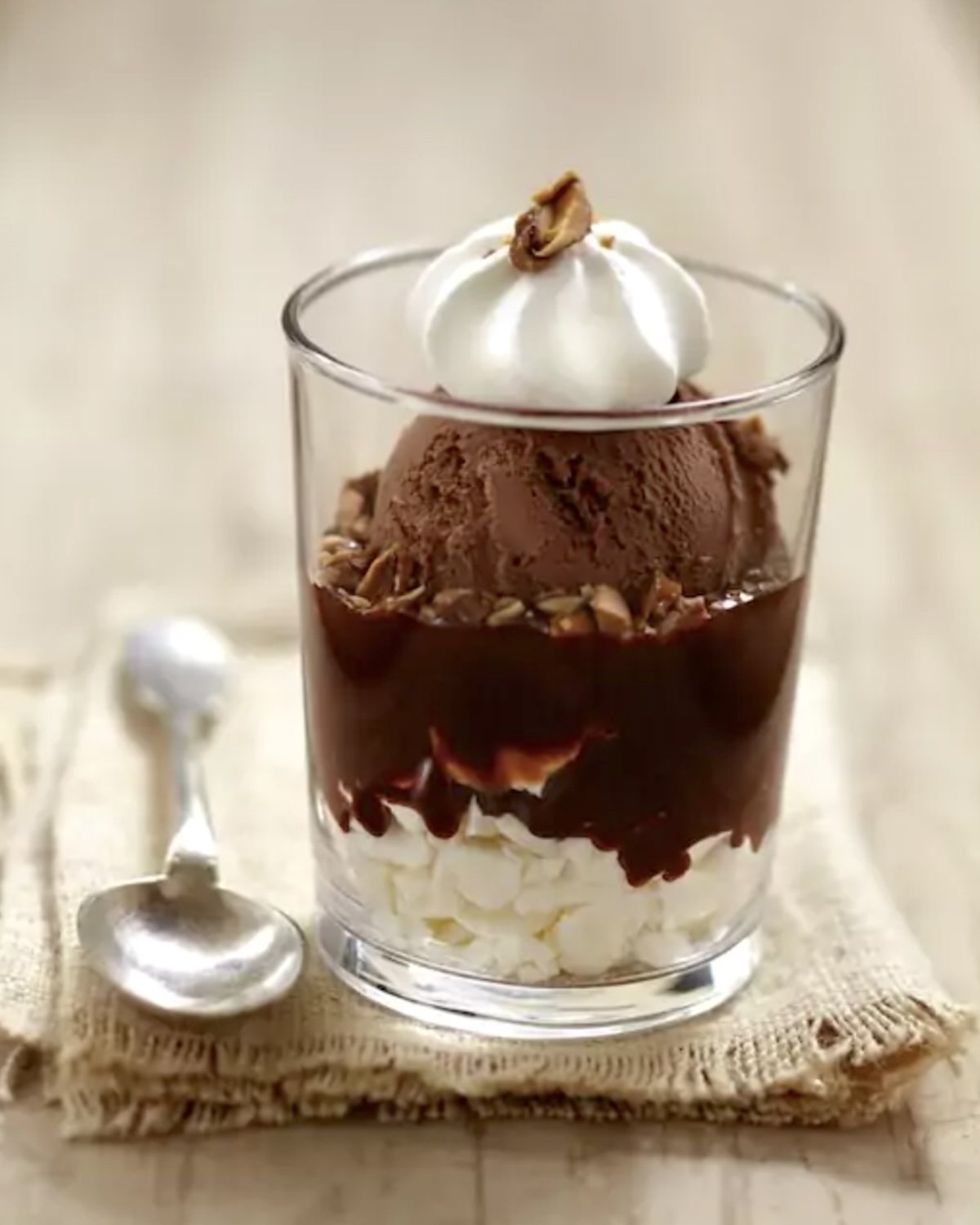 Trifle au Nutella® et à la meringue servi en verrine