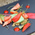 Assiette de Fraises, crème d'estragon et coulis de poivron rouge