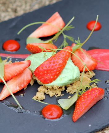 Assiette de Fraises, crème d'estragon et coulis de poivron rouge