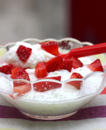 Mousse légère de yaourt au citron vert et aux fraises