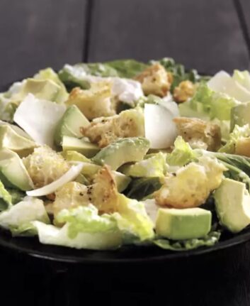 Salade César au poulet l'avocat du Pérou