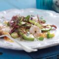 Salade au saumon fumé, crevettes et avocats à la Péruvienne