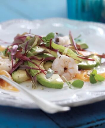 Salade au saumon fumé, crevettes et avocats à la Péruvienne