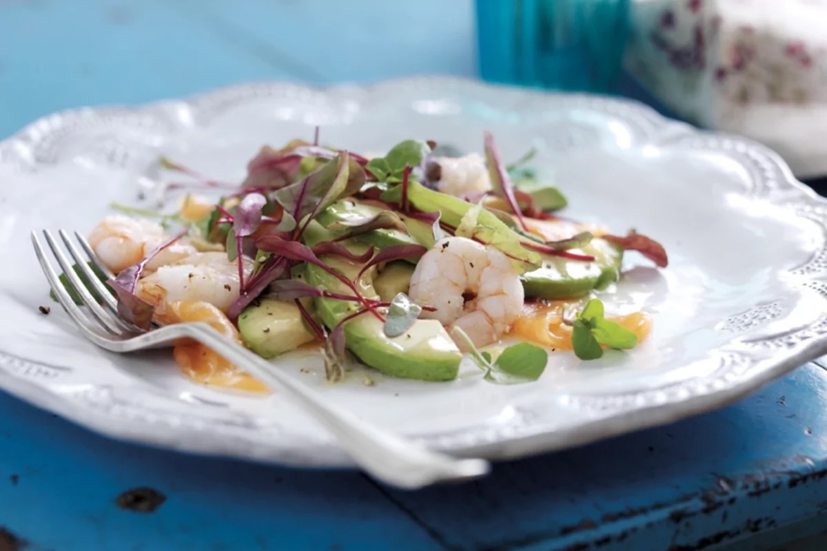 Salade au saumon fumé, crevettes et avocats à la Péruvienne