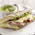 Sandwich au jambon blanc, fromage et avocat du Pérou