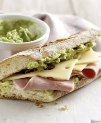 Sandwich au jambon blanc, fromage et avocat du Pérou